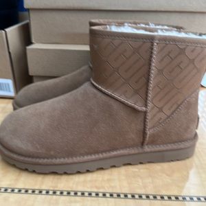 Ugg Men’s Classic Mini Ugg Logo Boot